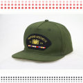 Snapback verde com cinta de couro